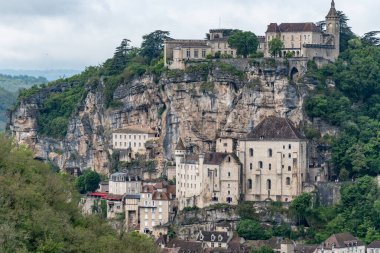 Fransa 'nın güneybatısındaki Lot departmanında seyyahların güzergahında yer alan Rocamadour ortaçağ köyü, yağmurlu bir günde panoramik manzara olan Dordogne Nehri' nin akarsuvaryumunun yukarısındaki vadide yer alması nedeniyle ziyaretçileri cezbetti.