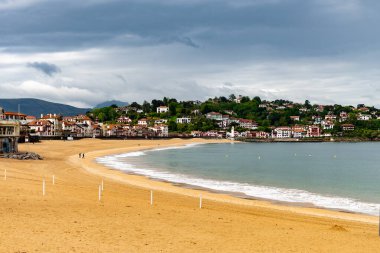 Bask kıyısındaki Saint-Jean-de-Luz ve Ciboure balıkçı limanlarının manzarası, ünlü tatil beldeleri, güzel mimari, kumlu plajlar, mutfak, Güney Fransa, Bask Bölgesi