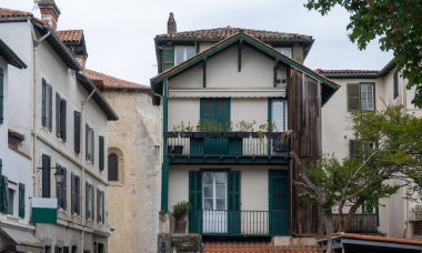 Bask kıyısındaki Saint-Jean-de-Luz ve Ciboure balıkçı limanlarının manzarası, ünlü tatil beldeleri, güzel mimari, kumlu plajlar, mutfak, Güney Fransa, Bask Bölgesi