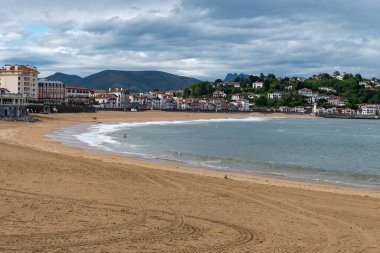 Bask kıyısındaki Saint-Jean-de-Luz ve Ciboure balıkçı limanlarının manzarası, ünlü tatil beldeleri, güzel mimari, kumlu plajlar, mutfak, Güney Fransa, Bask Bölgesi