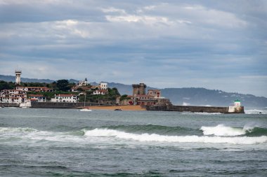 Bask kıyısındaki Ciboure ve Socoa balıkçı limanları, güzel mimarisi, kumlu plajları, mutfağı, Güney Fransa, Bask Ülkesi 'ndeki ünlü tatil beldeleri.