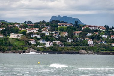 Bask kıyısındaki Ciboure ve Socoa balıkçı limanları, güzel mimarisi, kumlu plajları, mutfağı, Güney Fransa, Bask Ülkesi 'ndeki ünlü tatil beldeleri.