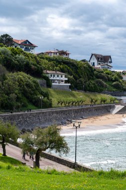 Bask kıyısındaki Saint-Jean-de-Luz balıkçı limanı manzarası, güzel mimarisi, kumlu plajları, mutfağı, Santa Barbara, Fransa 'nın güneyi, Bask Ülkesi