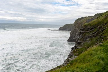 Bask kıyısındaki Saint-Jean-de-Luz balıkçı limanı manzarası, güzel mimarisi, kumlu plajları, mutfağı, Santa Barbara kayaları, Güney Fransa, Bask Bölgesi