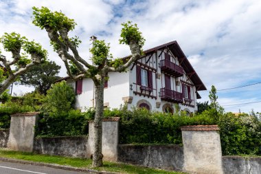 Bask kıyısındaki Saint-Jean-de-Luz balıkçı limanı, güzel mimarisi, kumlu plajları, mutfağı, Fransa 'nın güneyi, Bask ülkesinin güneyi,