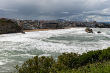 Kayalıklardan, evlerden, turistik Biarritz şehrinin kumlu plajlarından, Bask ülkesinden, Atlantik Okyanusu Körfezi 'nden, Fransa' dan panoramik manzara