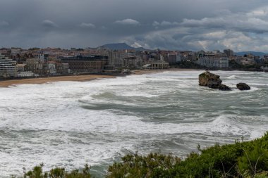 Kayalıklardan, evlerden, turistik Biarritz şehrinin kumlu plajlarından, Bask ülkesinden, Atlantik Okyanusu Körfezi 'nden, Fransa' dan panoramik manzara