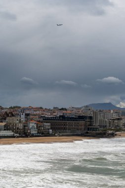 Kayalıklardan, evlerden, turistik Biarritz şehrinin kumlu plajlarından, Bask ülkesinden, Atlantik Okyanusu Körfezi 'nden, Fransa' dan panoramik manzara