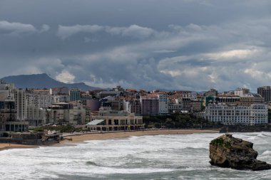Kayalıklardan, evlerden, turistik Biarritz şehrinin kumlu plajlarından, Bask ülkesinden, Atlantik Okyanusu Körfezi 'nden, Fransa' dan panoramik manzara