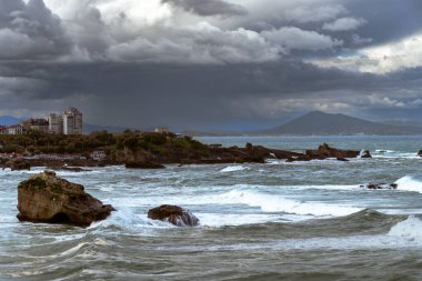 Kayalıklardan, evlerden, turistik Biarritz şehrinin kumlu plajlarından, Bask ülkesinden, Atlantik Okyanusu Körfezi 'nden, Fransa' dan panoramik manzara