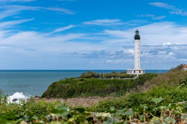 Biarritz 'in beyaz deniz feneri turistik Biarritz şehrinde, Bask Ülkesi' nde, Biscay Körfezi Atlantik Okyanusu 'nda, Fransa' da