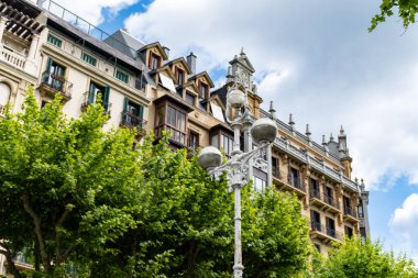 Şık şehir merkezi, San Sebastian ya da Donostia şehrinin pencere ve balkonu, İspanya 'nın kuzeyindeki Bask Ülkesi' nde turistik bir yer.