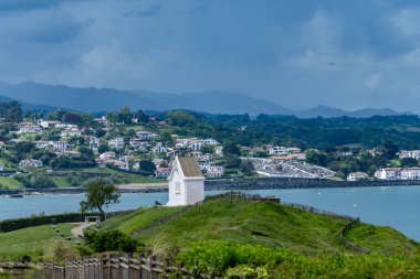 Bask kıyısındaki Saint-Jean-de-Luz balıkçı limanı manzarası, güzel mimarisi, kumlu plajları, mutfağı, Santa Barbara şapeli, Güney Fransa, Bask Bölgesi