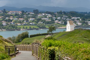 Bask kıyısındaki Saint-Jean-de-Luz balıkçı limanı manzarası, güzel mimarisi, kumlu plajları, mutfağı, Santa Barbara şapeli, Güney Fransa, Bask Bölgesi