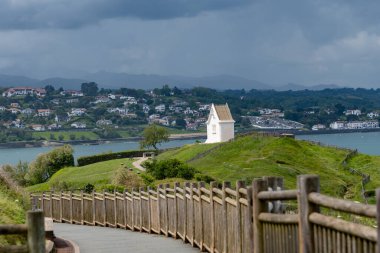 Bask kıyısındaki Saint-Jean-de-Luz balıkçı limanı manzarası, güzel mimarisi, kumlu plajları, mutfağı, Santa Barbara şapeli, Güney Fransa, Bask Bölgesi