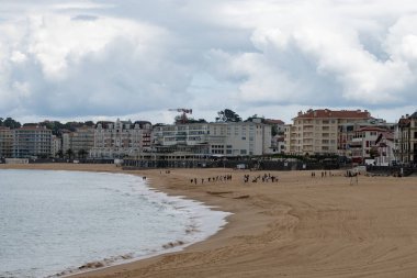 Bask kıyısındaki Saint-Jean-de-Luz balıkçı limanında evler ve büyük plajlar, güzel mimarisi, kumlu plajları, mutfağı, Güney Fransa, Bask Bölgesi