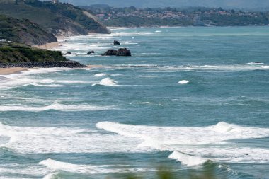 Deniz kıyılarının panoramik manzarası, uçurumlar, turistik Biarritz şehri yakınlarındaki kumlu plajlar, Bask Ülkesi, Atlantik Okyanusu Körfezi, Fransa