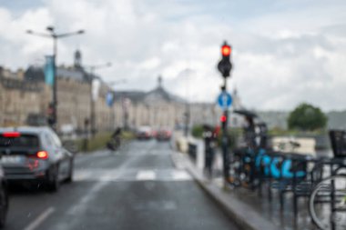 Seyahat güzergahı, Bordeaux şehrinin orta kesiminde araba camından ev ve caddeleri görmek.