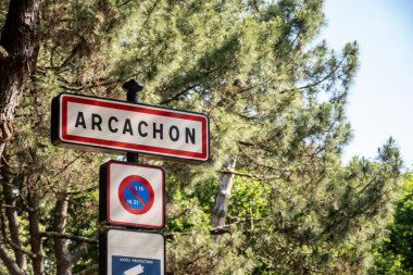 Güneşli Arcachon 'da yürümek, Atlantik kıyısındaki tatil beldesi güzel parklar, villalar, sokaklar ve kumlu plajlar ve çam ağaçları, Fransa