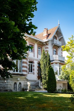 Güneşli Arcachon 'da yürümek, Atlantik kıyısındaki tatil beldesi güzel parklar, villalar, sokaklar ve kumlu plajlar ve çam ağaçları, Fransa