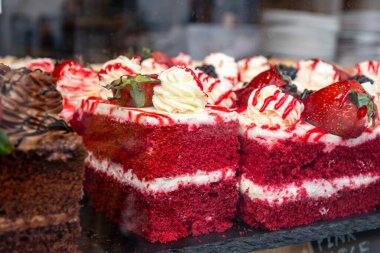 Kırmızı meyve tatlı kırmızı kadife tart taze çilek ve krem şantili