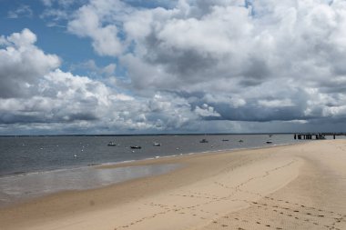 Güneşli Arcachon 'da kumsalda yürümek, Atlantik kıyısındaki tatil beldesi güzel parklar, villalar, sokaklar ve kumlu plajlar ve çam ağaçları, Fransa