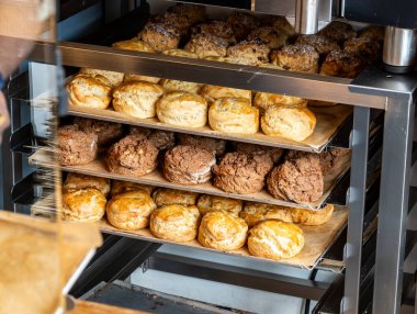 Geleneksel İngiliz çörekleri iyi pişmiş, Birleşik Krallık ve İrlanda 'da popüler, çay çörekleri farklı malzemelerle mayalı, yakın çekim.