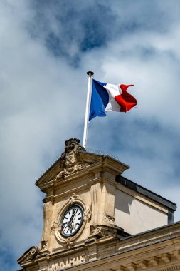 Fransa 'da sirk binasının çatısında mavi kırmızı beyaz Fransız bayrağı ve arka planda gökyüzü