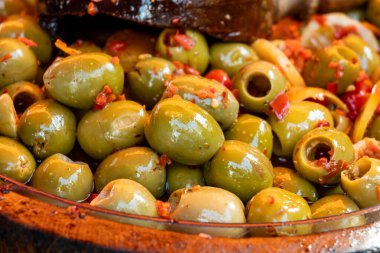 Turşu ve salamura zeytin, enginar, sebzeler çiftçi pazarında, çeşitli lezzetli tapalar