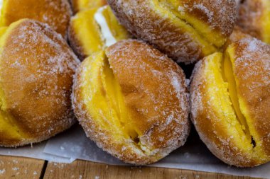 Yiyecek pazarında kremalı veya meyve reçelli doldurulmuş Berlin topları.