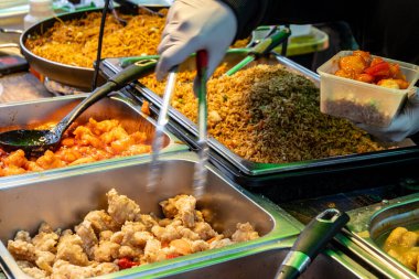 Yerel Asya yemekleri, Singapur eriştesi ve sebzeli pirinç yemeği, kızarmış karides ve kasede tavuk eti.