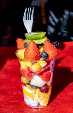 Sağlıklı yılan, tatlı, rengarenk taze meyve ve meyveler parça parça kesilmiş plastik cam, sokak yemeği, portobello yol pazarı, Londra