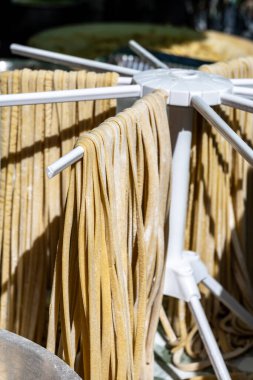 İtalyan yemeği, taze ev yapımı makarna tagliatelle Portobello 'da yemek yapmaya hazır, Londra, İngiltere.