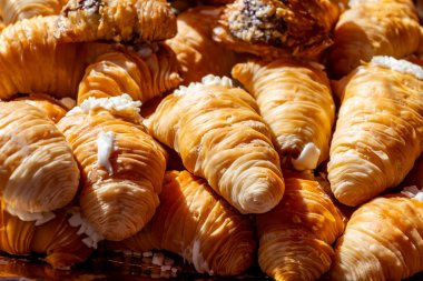 Napoli sfogliatella, kabuk şeklinde pasta, irmik, ricotta ve narenciye ile doldurulmuş muhallebi gibi tatlı. pazarda