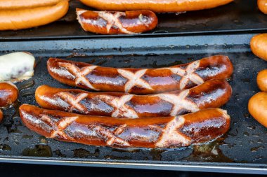 Portobello yolundaki Alman sokak yemekleri Cumartesi gıda pazarı, Londra, Uk, açık kafede ızgara sosis yemeye hazır.