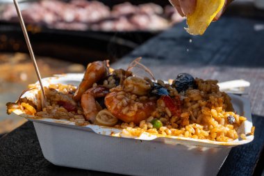 Londra 'da sokak yemekleri, Portobello caddesindeki yemek salonu Cumartesi pazarında taze pilav ve limonlu deniz ürünleri kutusunda hazır.