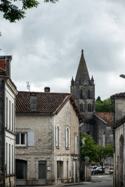 Souillac, Fransa 'nın Lot Bölgesi' nde, Dordogne nehri kıyısındaki cevizleri, çilekleri, evleri ve caddeleriyle tanınan küçük bir pazar kasabasıdır.
