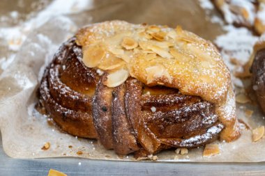 Bademli çörekler. Geleneksel İngiliz çörekleri iyi pişmiş, Birleşik Krallık ve İrlanda 'da popüler, çay çörekleri farklı malzemelerle mayalı, yakın çekim.