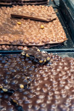 Kaliteli zanaatkar kakao yağından İsviçre çikolatası yapmış. Farklı dolguları ve çikolata arkaplanı var.
