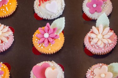 Renkli badem ezmeli badem kurabiyeleri ve dekoratif badem ezmesi çiçekleri.