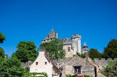 Dordogne nehri boyunca sürüyorum  