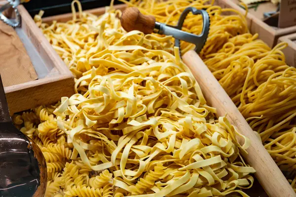 İtalyan yemeği, taze ev yapımı makarna tagliatelle Portobello 'da yemek yapmaya hazır, Londra, İngiltere.