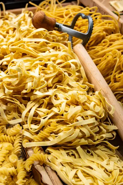 İtalyan yemeği, taze ev yapımı makarna tagliatelle Portobello 'da yemek yapmaya hazır, Londra, İngiltere.