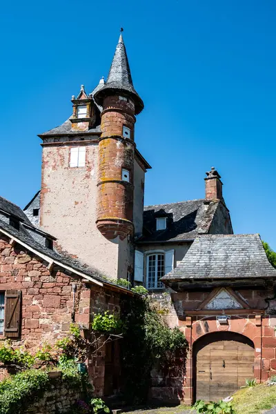 Collonges-la-Rouge köyü. Fransa 'nın en güzel köylerinden biri. Kırmızı taşlardan yapılmış evleri var.