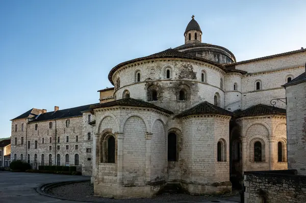 Souillac, Fransa 'nın Lot Bölgesi' nde, Dordogne nehri kıyısındaki cevizleri, çilekleri, evleri ve caddeleriyle tanınan küçük bir pazar kasabasıdır.