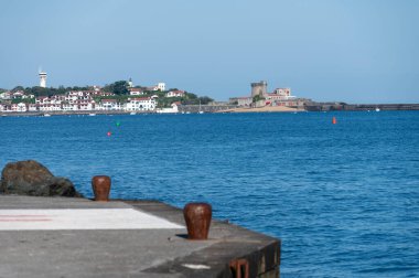 Bask kıyısındaki Cibourne 'un beyaz evleri ve villaları, güzel mimari, doğa ve mutfağıyla tanınan ünlü tatil beldesi, Güney Fransa, Bask Ülkesi.