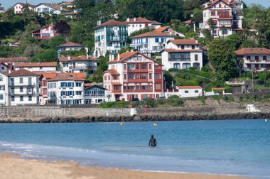 Bask kıyısındaki Cibourne 'un beyaz evleri ve villaları, güzel mimari, doğa ve mutfağıyla tanınan ünlü tatil beldesi, Güney Fransa, Bask Ülkesi.