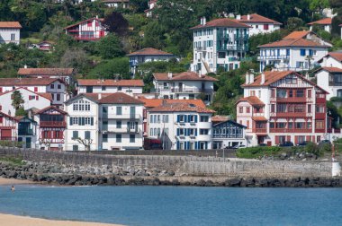 Bask kıyısındaki Cibourne 'un beyaz evleri ve villaları, güzel mimari, doğa ve mutfağıyla tanınan ünlü tatil beldesi, Güney Fransa, Bask Ülkesi.