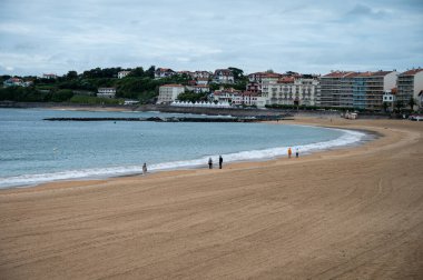 Bask kıyısındaki Saint Jean de Luz kasabasının kumsal ve evleri, ünlü tatil köyü, güzel mimari, doğa ve mutfağıyla tanınır, Güney Fransa, Bask Ülkesi