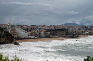 Kayalıklardan, evlerden, turistik Biarritz şehrinin kumlu sahillerinden, Bask ülkesinden, Atlantik Okyanusu 'ndan Biscay Körfezi' nden Fransa 'ya, Biarritz' deki fırtınadan panoramik manzara
